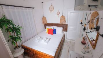 Schreibtisch, laptopgeeigneter Arbeitsplatz, kostenloses WLAN