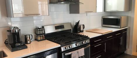 Kjøleskap, mikrobølgeovn, ovn og kokeplater