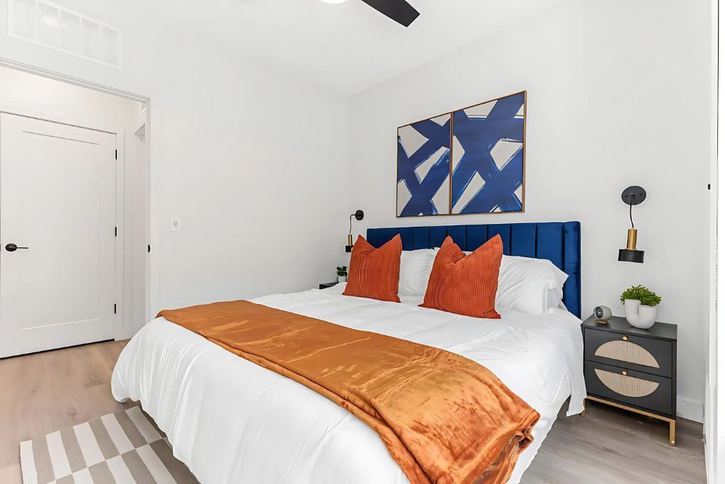 1 chambre, bureau, fer et planche à repasser, lit de bébé portatif