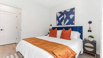 1 chambre, bureau, fer et planche à repasser, lit de bébé portatif