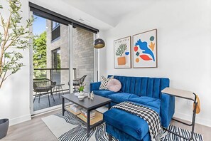 Smart TV, books - Chic 1-Bedroom Urban Retreat with WiFi and Fitness Center in Vibrant Kingfield (Minneapolis)