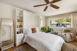 2 Schlafzimmer, Schreibtisch, Bügeleisen/Bügelbrett, Reisekinderbett