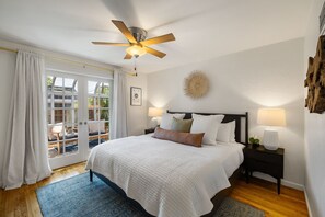 2 bedrooms, desk, iron/ironing board, travel cot - Cozy Reno Midtown Retreat • Fire Pit & Parking (Reno)