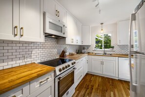 Kühlschrank, Ofen, Herdplatte, Wasserkocher mit Kaffee-/Teezubehör
