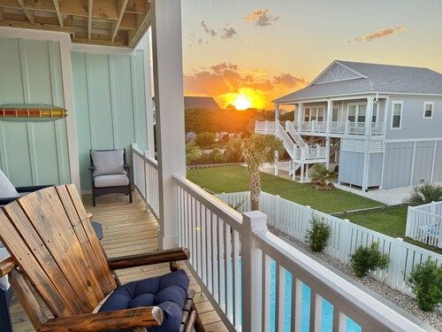 Spacious Oceanview 8-bedroom house with WiFi, AC & Pool in tranquil Holden Beach
