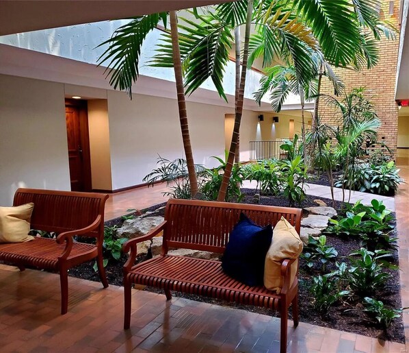 Property grounds - Charming 1-bedroom condo in delightful Creve Coeur with WiFi, AC (Creve Coeur)