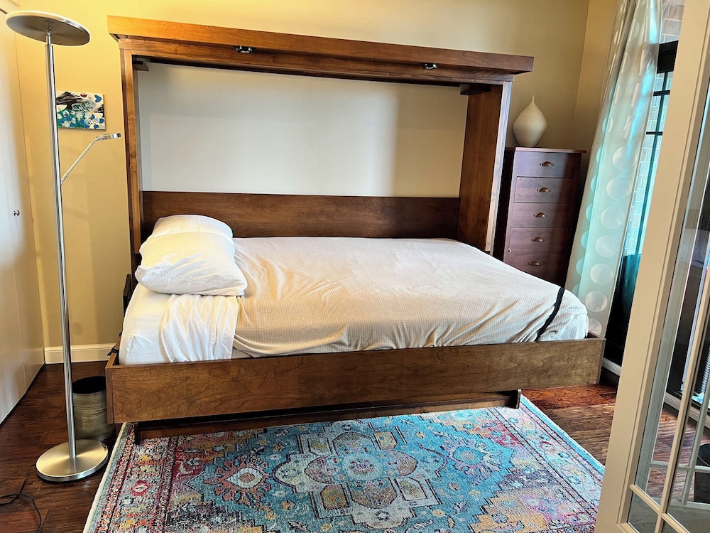 Elegant 2 bed/2ba urban retreat, water/city view in luxury building in