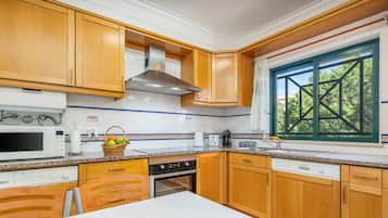 Lemari es, microwave, oven, dan kompor