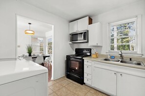 Fridge, microwave, oven, stovetop - Cozy Home one block from The Creek Golf Club (Spartanburg)