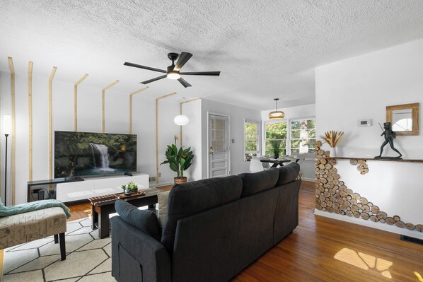 Smart TV, books - Cozy Home one block from The Creek Golf Club (Spartanburg)