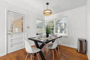 Dining - Cozy Home one block from The Creek Golf Club (Spartanburg)