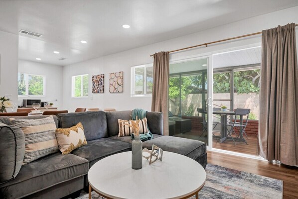 Smart TV - tsgv-monrovia1714-wos-is-5-2 (Monrovia)