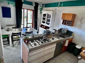 Fridge, microwave, oven, stovetop - Home of the Sun & Colors, Wi-Fi, AC, Smart TV, 10 min from Syracusa (Floridia)
