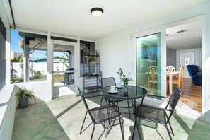 Outdoor dining - Charming 2-bedroom house in Englewood, close to the Manasota Key Beaches (Englewood)
