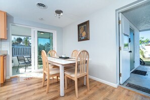 Dining - Charming 2-bedroom house in Englewood, close to the Manasota Key Beaches (Englewood)