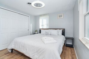 2 bedrooms, iron/ironing board, free WiFi, bed sheets - Charming 2-bedroom house in Englewood, close to the Manasota Key Beaches (Englewood)