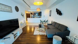 Smart TV - Luxurious Stunning Home in Sky Just 15 minutes to Burj Khalifa and Dubai Mall (Dubai)