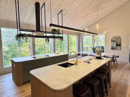 Interior. l'érable rouge · surrounded by nature · Laurentians