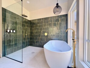 Shower, hair dryer, towels, soap - l'érable rouge · surrounded by nature · Laurentians (Mont-Blanc)