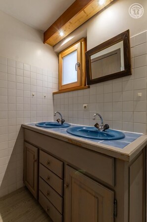 Suihku, hiustenkuivaaja