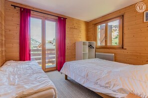 3 bedrooms, iron/ironing board, travel crib