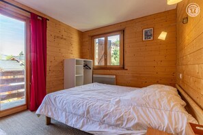 3 makuuhuonetta, silitysrauta/-lauta, vauvan matkasänky