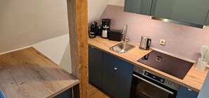 Een koelkast, een oven, een kookplaat, een vaatwasser