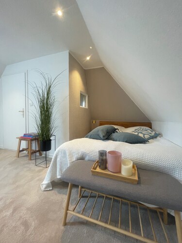 Newly renovated vacation home - 2 min. to the beach - large, quiet natural property 