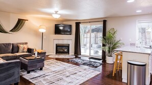 Ein modernes Wohnzimmer mit Kamin, Sofa und Couchtisch.