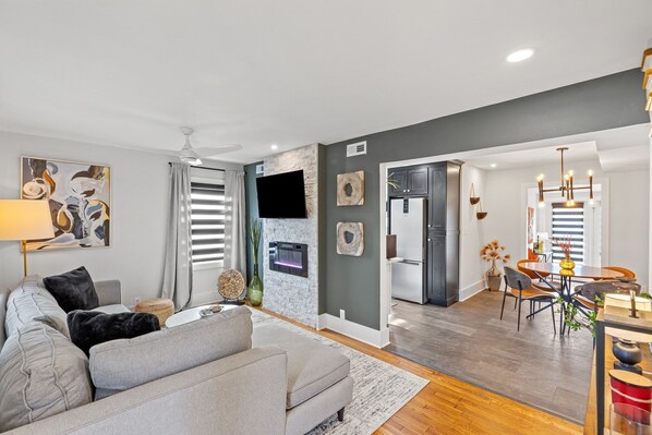 Smart TV, books - Charming 3-bedroom farmhouse in welcoming Lexington with WiFi, AC (Lexington)