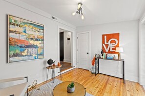 Interior - Charming 3-bedroom farmhouse in welcoming Lexington with WiFi, AC (Lexington)