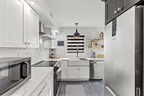 Geladeira, micro-ondas, fogão, cooktop