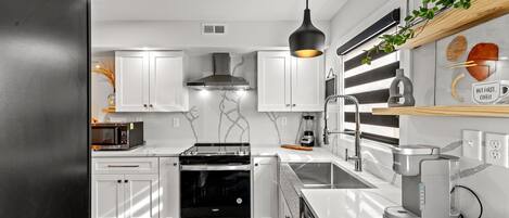 Refrigerador, microondas, horno y parrilla de estufa