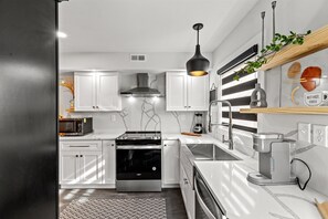 Fridge, microwave, oven, stovetop - Charming 3-bedroom farmhouse in welcoming Lexington with WiFi, AC (Lexington)