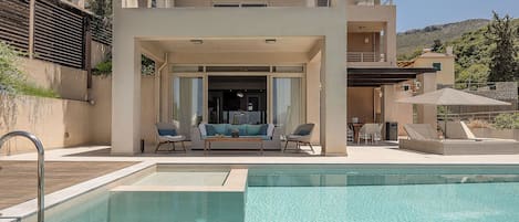 Villa – superior, 4 soverom, privat basseng, sjøutsikt | Allergitestet sengetøy, safe på rommet og individuelt dekorert