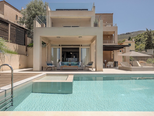 Villa – superior, 4 soverom, privat basseng, sjøutsikt | Allergitestet sengetøy, safe på rommet og individuelt dekorert