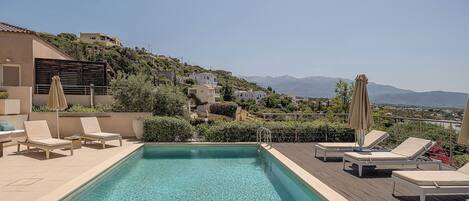 4 outdoor pools, pool umbrellas, pool loungers