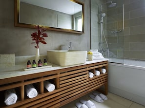 Villa Luxe, 3 chambres, piscine privée, vue mer | Salle de bain | SÚche-cheveux, peignoirs, chaussons, serviettes fournies