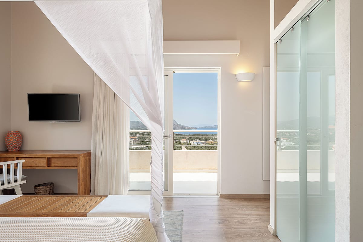 Villa Deluxe - 3 sovrum - privat pool - havsutsikt | 4 sovrum, allergitestade sÀngklÀder och vÀrdeförvaringsskÄp pÄ rummet