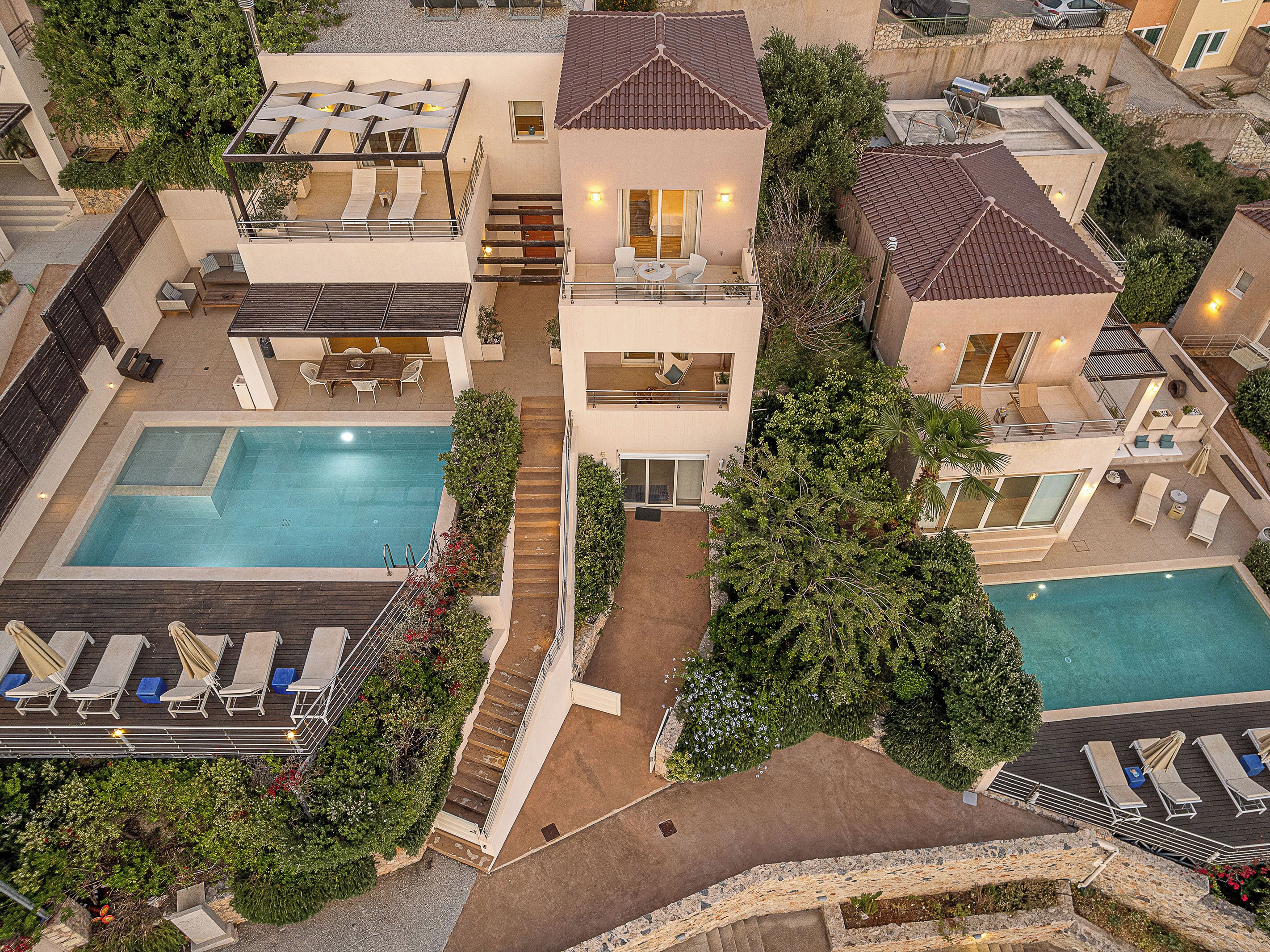 Un complexe résidentiel moderne doté d’une piscine centrale, de nombreux balcons et d’espaces de détente extérieurs.