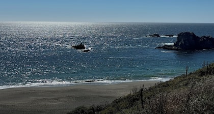 Gorgeous Ocean and Sunset Views from Cliff Side Cottage