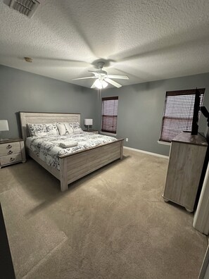 4 bedrooms, iron/ironing board, WiFi - 4-bedroom house in welcoming Davenport with AC, WiFi. Enjoy your stay (Davenport)