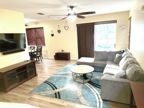 Living area - 4-bedroom house in welcoming Davenport with AC, WiFi. Enjoy your stay (Davenport)