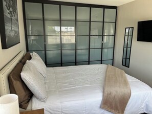 2 Schlafzimmer, Schreibtisch, Bügeleisen/Bügelbrett, WLAN