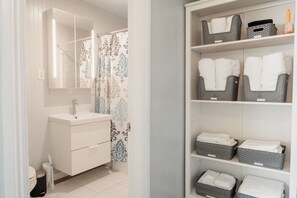 Haartrockner, Handtücher, Seife, Shampoo