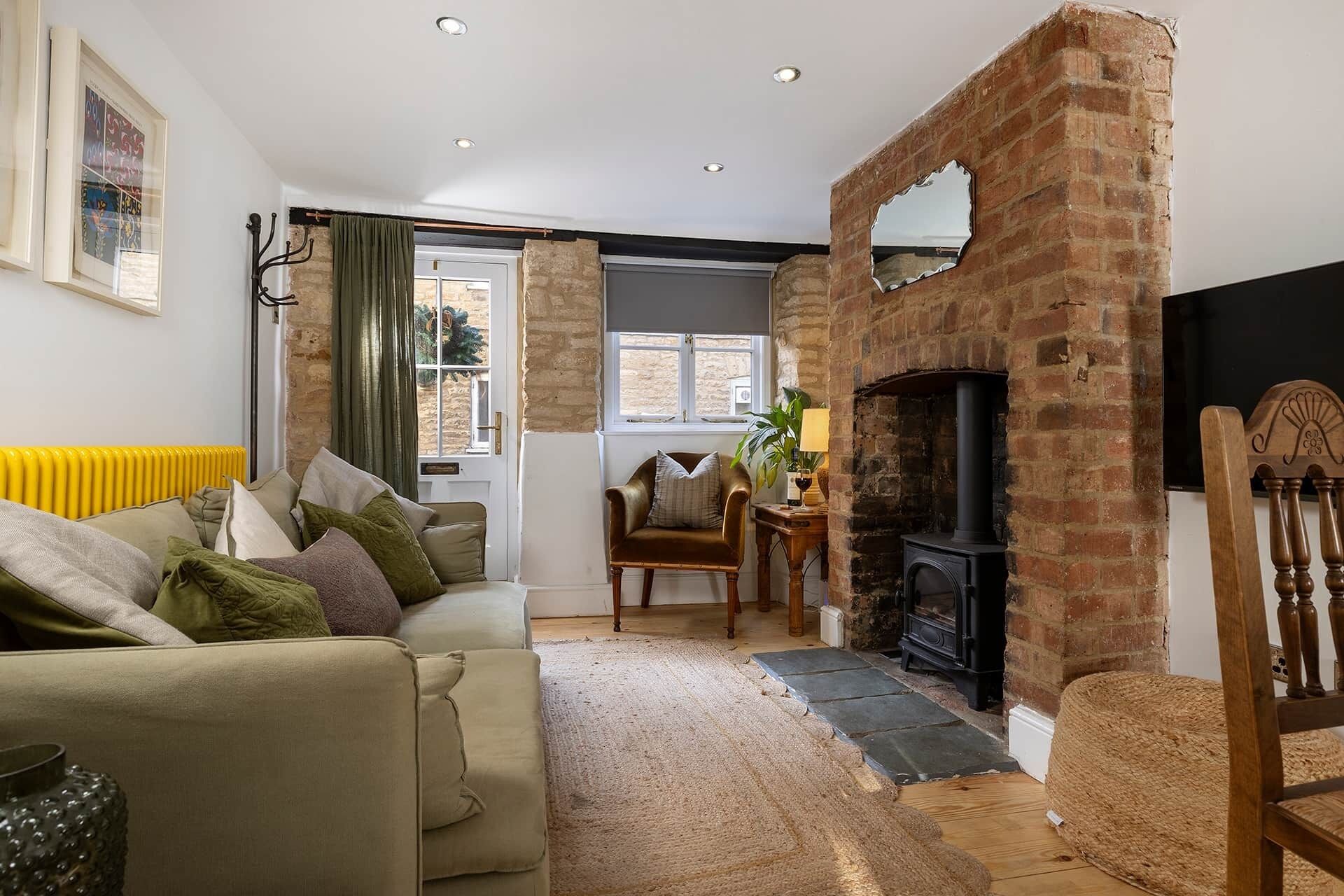 TV, fireplace