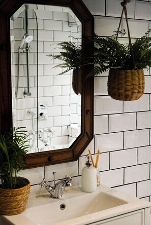 Séchoir à cheveux, serviettes fournies, savon, shampooing