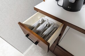 Refrigerador con freezer, microondas, placa de cocina, tostadora