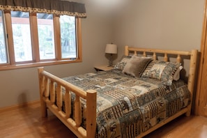 4 bedrooms, travel cot, bed sheets - Large Creekside Cabin in the Huron National Forest - outdoor recreation mecca (Luzerne)