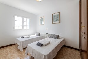 3 soverom, strykejern/-brett, wi-fi (inkludert) og sengetøy